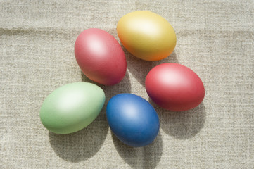 Ostern, bunte Ostereier auf einer Tischdecke