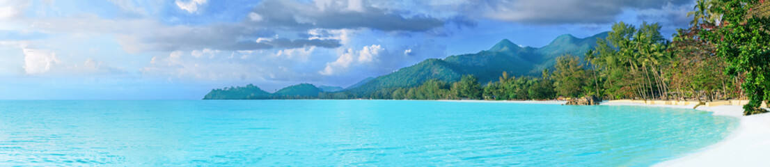 Belle île tropicale de Thaïlande panoramique avec plage, mer blanche et cocotiers pour le concept de fond de vacances de vacances