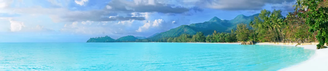 Foto auf Acrylglas Tropischer Strand Schöne tropische Thailand-Inselpanorama mit Strand, weißem Meer und Kokospalmen für Feiertagsferienhintergrundkonzept
