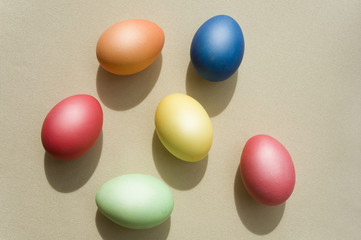 Ostern, bunte Ostereier auf einer Tischdecke
