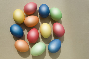 Ostern, bunte Ostereier auf einer Tischdecke