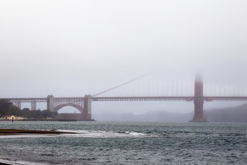 Nebel über der Golden Gate Bridge in San Francisco, Kalifornien, USA.