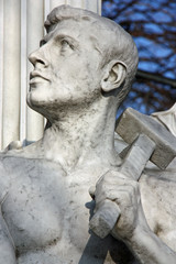 Fototapeta premium Statue de tête d'homme au marteau au jardin des Tuileries à Paris, France
