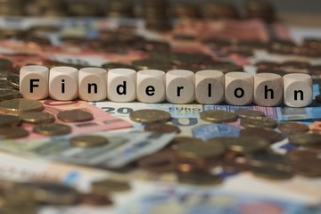finderlohn - Holzwürfel mit Buchstaben im Hintergrund mit Geld, Geldscheine