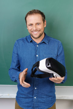 lehrer mit virtual reality brille