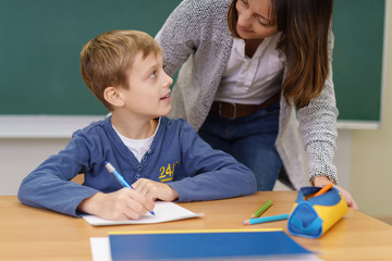 schüler und lehrerin im gespräch