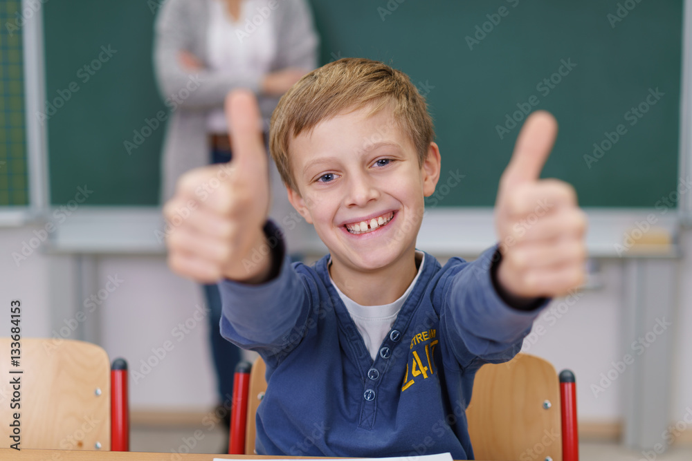 Canvas Prints glücklicher junge in der schule zeigt beide daumen hoch