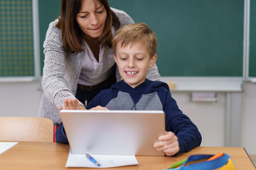 lehrerin arbeitet im unterricht mit einem tablet