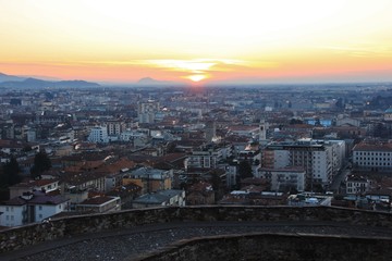 Fototapeta na wymiar Veduta aerea di Bergamo all'alba, Italia