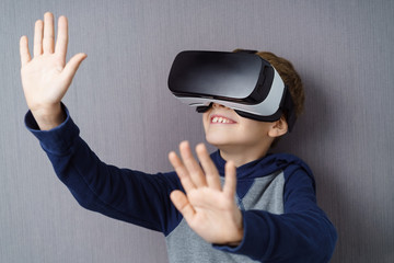 kind spielt mit einer vr brille