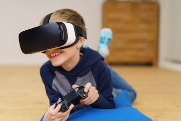junge hat spaß beim spielen mit der virtual reality brille