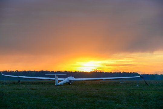 Segelflugzeug im Sonnenuntergang am Boden