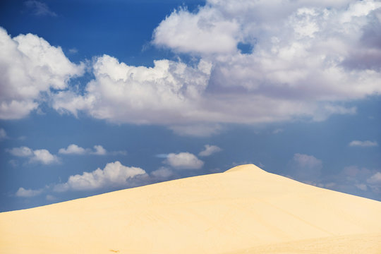 High contras sand desert landscape with beautiful cloudscape.