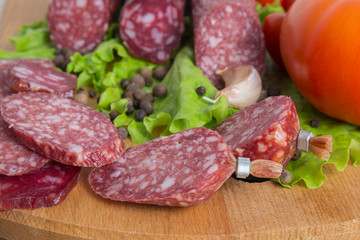 Салями с овощами и специями