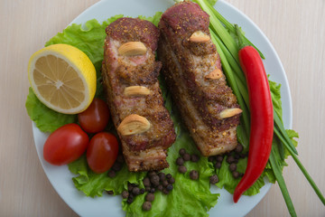 Запеченая свинина с чесноком