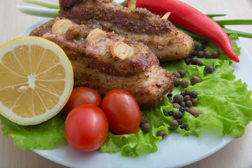 Запеченая свинина с чесноком