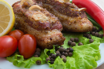 Запеченая свинина с чесноком