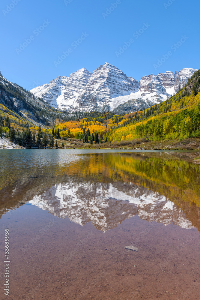 Wall mural Maroon Bells and Lake - Vertical - Autumn view of snow coated Maroon Bells and crystal clear Maroon Lake, Aspen, Colorado, USA.