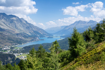 Schweizer Berge mit Blick ins Tal auf den Silsersee