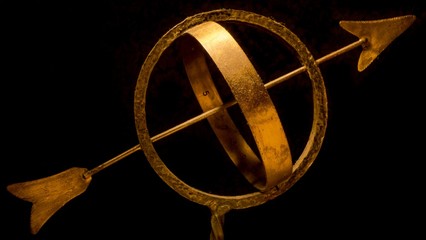 Obraz premium Dusty antique sundial in brass