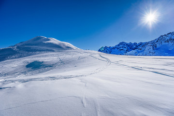 Fototapeta na wymiar Sun and snow in Gavarnie ski resort