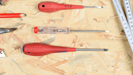 Werkzeuge auf einer OSB Platte