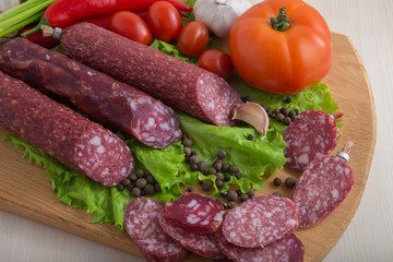 Салями с овощами и специями