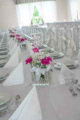 biały stół przygotowany na imprezę, zastawa stołowa, stół w restauracji, sala weselna