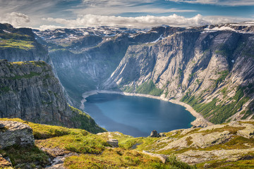 Fototapeta premium Panorama view of the Ringedalsvatnet lake and mountains