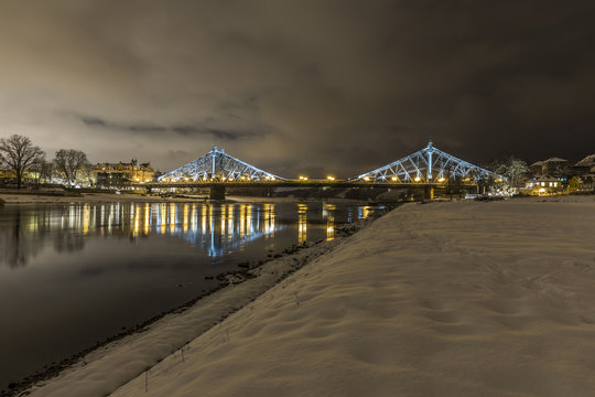 Dresden, Sachsen - Brücke - Blaues Wunder bei Nacht im Winter mit Schnee