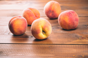 Fototapeta na wymiar Fresh beautiful fruit peaches on wooden background