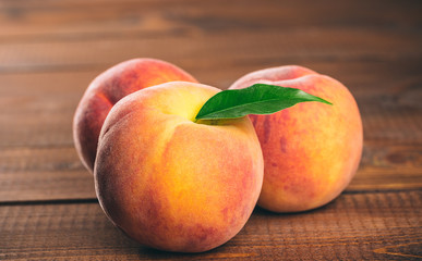 Fototapeta na wymiar Fresh beautiful fruit peaches on wooden background