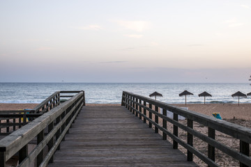 Fototapeta premium Drewniana ścieżka na plażę
