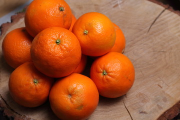 Orangen auf einer Holzscheibe