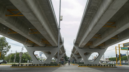 Puente automovilístico visto desde abajo en Yucatán  
