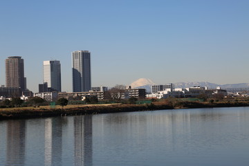 Fototapeta na wymiar 多摩川からの風景、雪の富士山