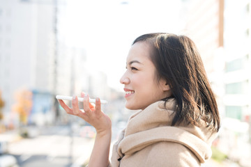 電話で話す女性