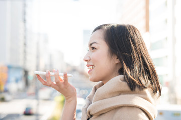 スマートフォンで話す女性