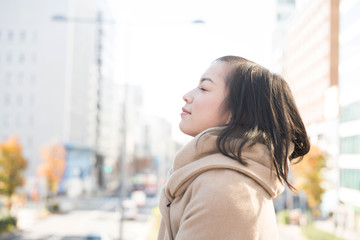 リラックスする女性