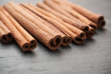 cannelle séchée sur ardoise