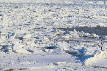 Fototapeta na wymiar Frozen Danube river full of ice