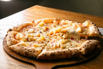 Patate pizza on table