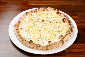 Patate pizza on table