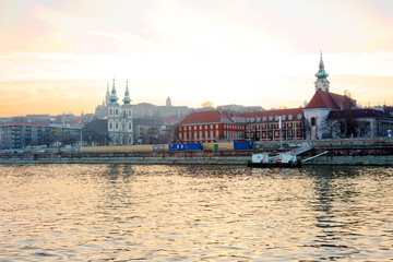 Obraz premium Будапешт. Церковь Святой Анны на берегу реки Дунай.