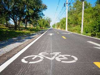Obraz premium While bicycle sign and symbol on bicycle lane or asphalt road