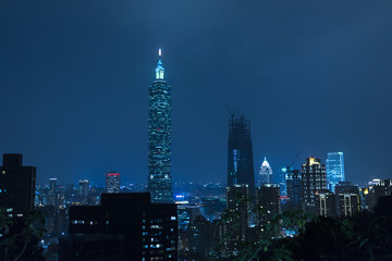 Fototapeta na wymiar TAIPEI, TAIWAN - NOVEMBER 21, 2016: Taipei 101 building is a famous landmark was taken at sunset from elephant mountain