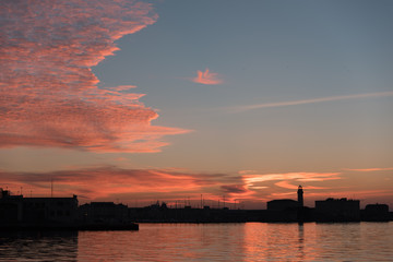 Fototapeta premium Tramonto infuocato sul golfo di Trieste