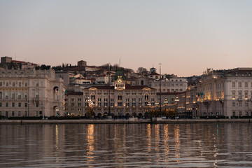Obraz premium Ultimi raggi di sole sul mare e sui palazzi di Trieste
