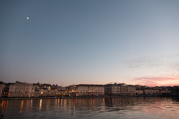 Fototapeta na wymiar Ultime luci della giornata su Trieste