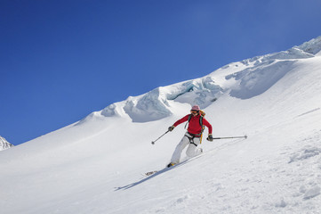 Fototapeta na wymiar Skiabfahrt nach einer Skitour zum Zuckerhüttl
